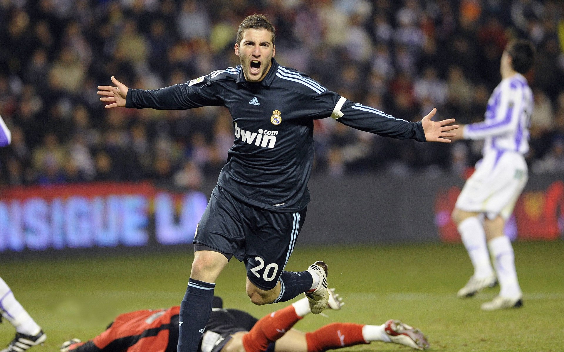 世界足球顶级教练研讨会顺利召开，2021世界足球教练