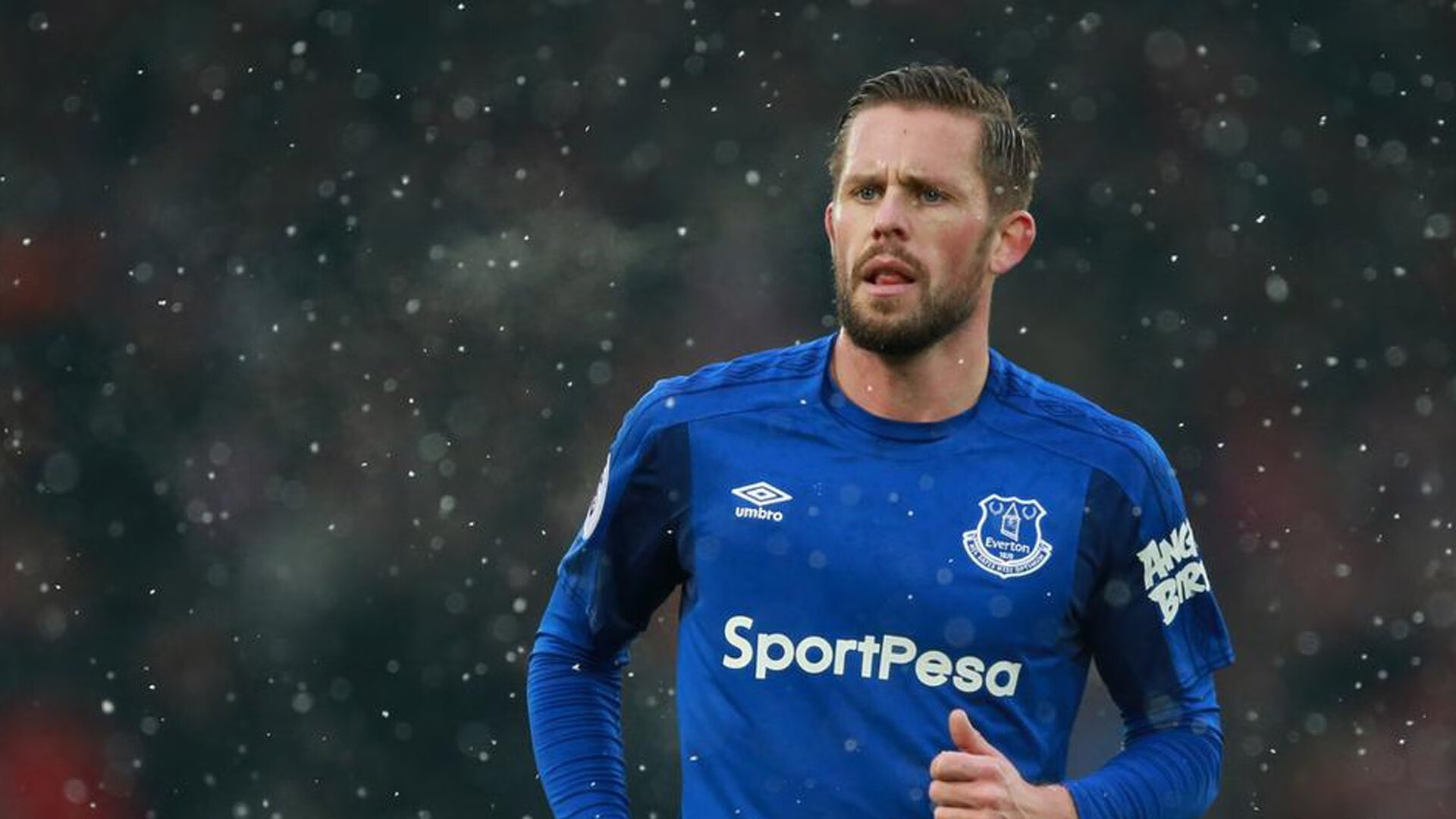 小组赛末轮“生死战”上演，球场氛围紧张